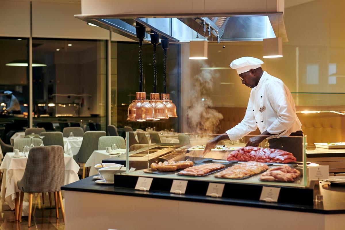 Comida en o cerca de este hotel