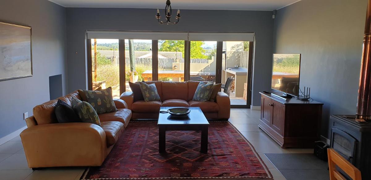 Modern spacious home in heart of Cape Winelands - Housity