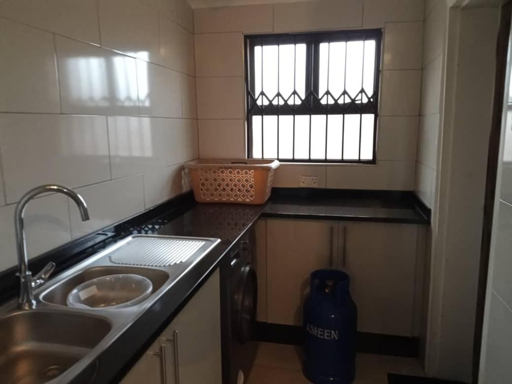 Suitetrails - Luxurious 3 bed house modern open plan- borehole - 2046