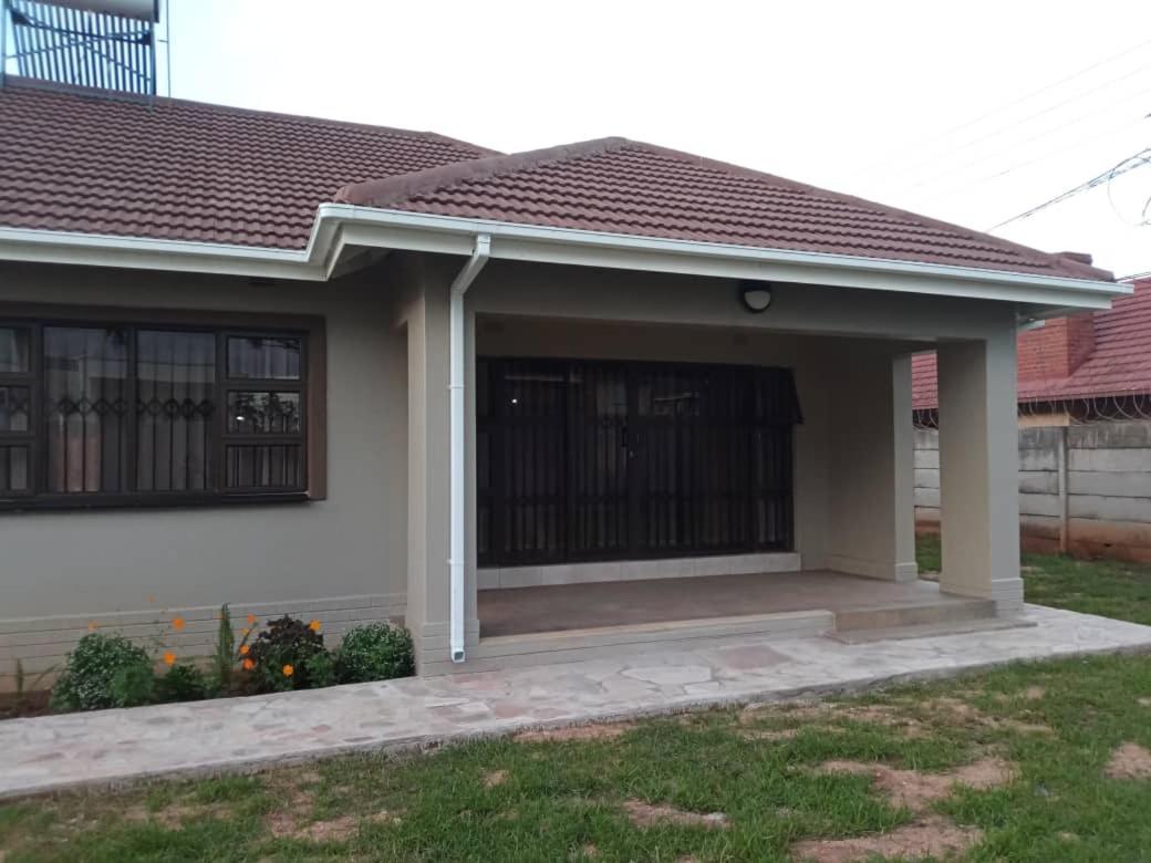 Suitetrails - Luxurious 3 bed house modern open plan- borehole - 2046