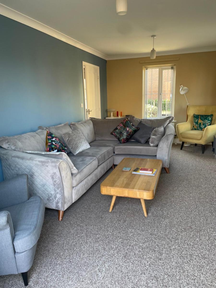 Stunning Large Detached Gloucester, 4 beds, 3 bedroom, 2 bathroom property, Nr Chelt, The Docks and Quays sleeps 6 - Housity