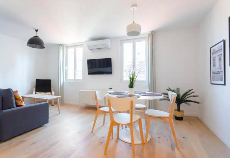 T2 ** PLACE AUX HUILES ** VIEUX PORT - Housity