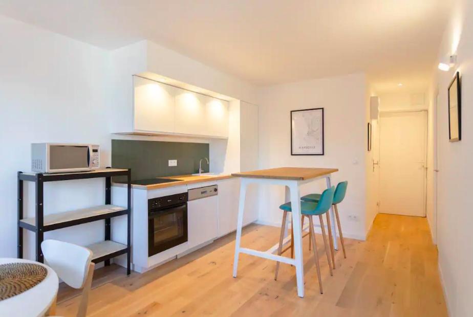 T2 ** PLACE AUX HUILES ** VIEUX PORT - Housity