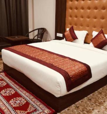Hotel Sahara Restaurant By WB Inn - Housity