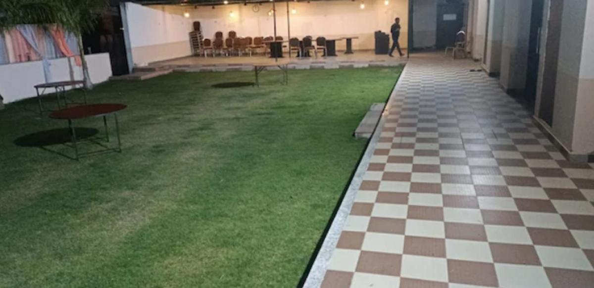 Hotel Sahara Restaurant By WB Inn - Housity