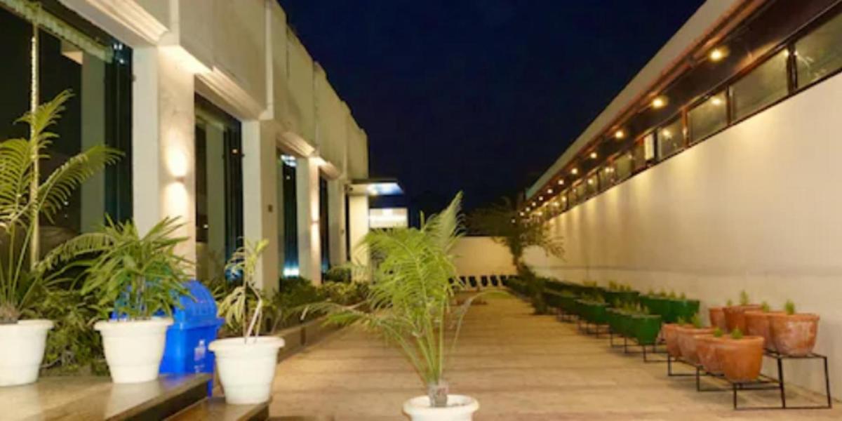 Hotel Sahara Restaurant By WB Inn - Housity