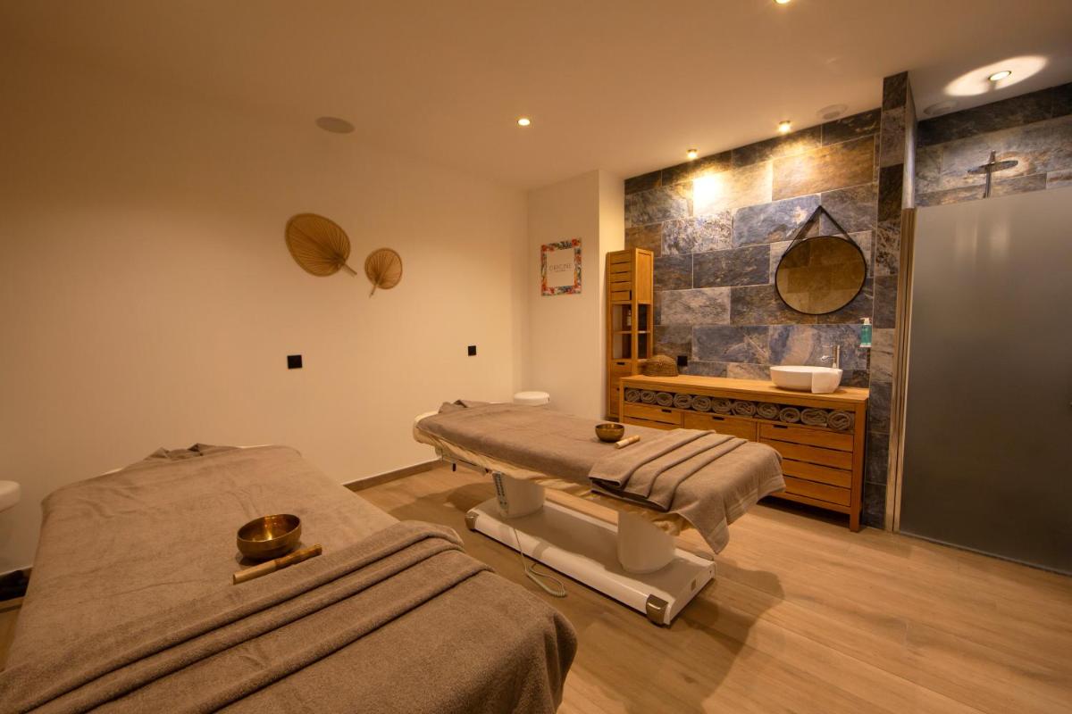 une chambre d'hôpital avec deux lits et un lavabo dans l'établissement Logis Hotel Restaurant SPA Les Oliviers, à Loriol-sur-Drôme