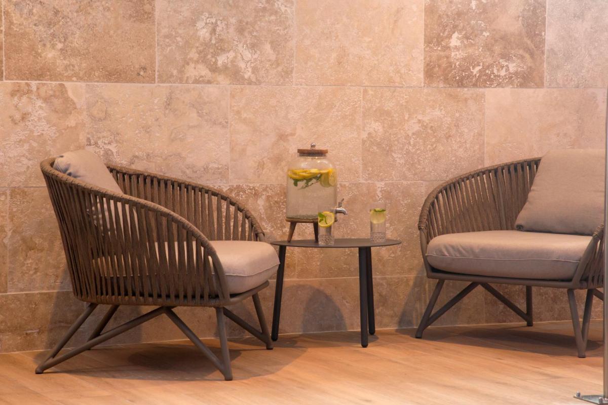 Coin salon dans l'établissement Logis Hotel Restaurant SPA Les Oliviers