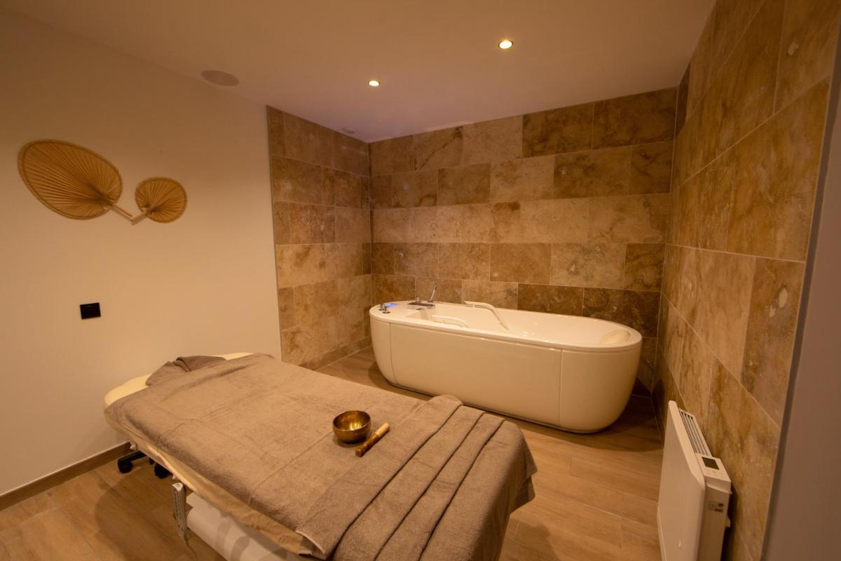Salle de bains dans l'établissement Logis Hotel Restaurant SPA Les Oliviers