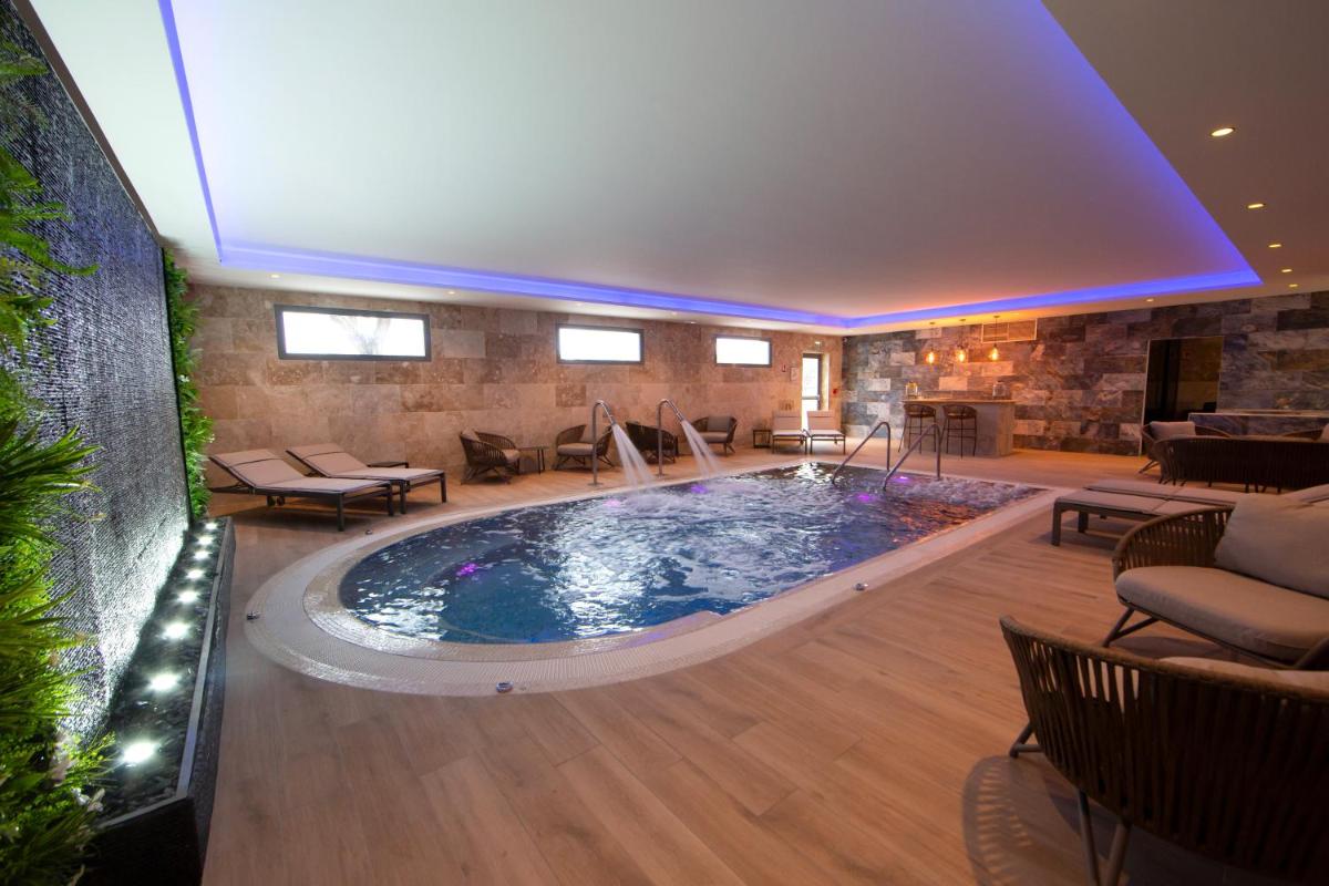 Piscine de l'établissement Logis Hotel Restaurant SPA Les Oliviers ou située à proximité