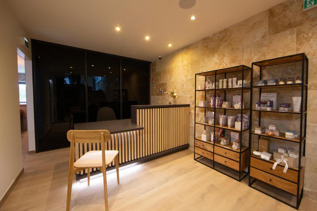 Coin salon dans l'établissement Logis Hotel Restaurant SPA Les Oliviers
