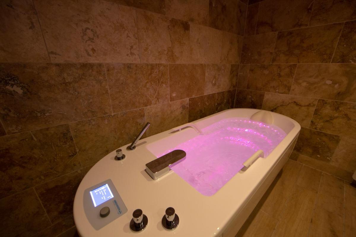 Spa ou équipements de bien-être de l'établissement Logis Hotel Restaurant SPA Les Oliviers