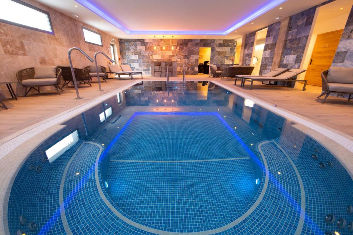 Piscine de l'établissement Logis Hotel Restaurant SPA Les Oliviers ou située à proximité