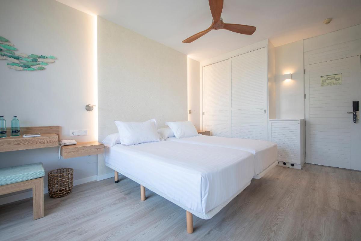 Cama o camas de una habitación en Blau Colònia Sant Jordi