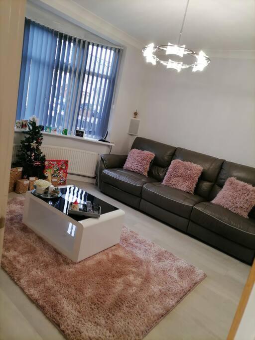 Grand 4 Bed 3 Bath House Chadwell Heath, Romford, London - Housity