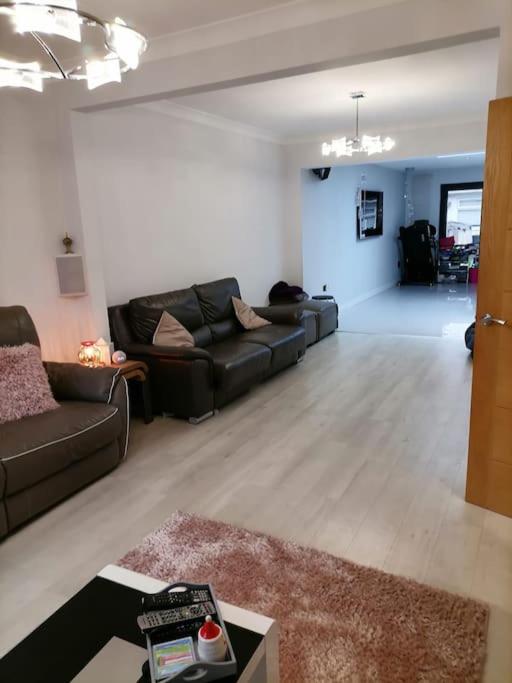 Grand 4 Bed 3 Bath House Chadwell Heath, Romford, London - Housity