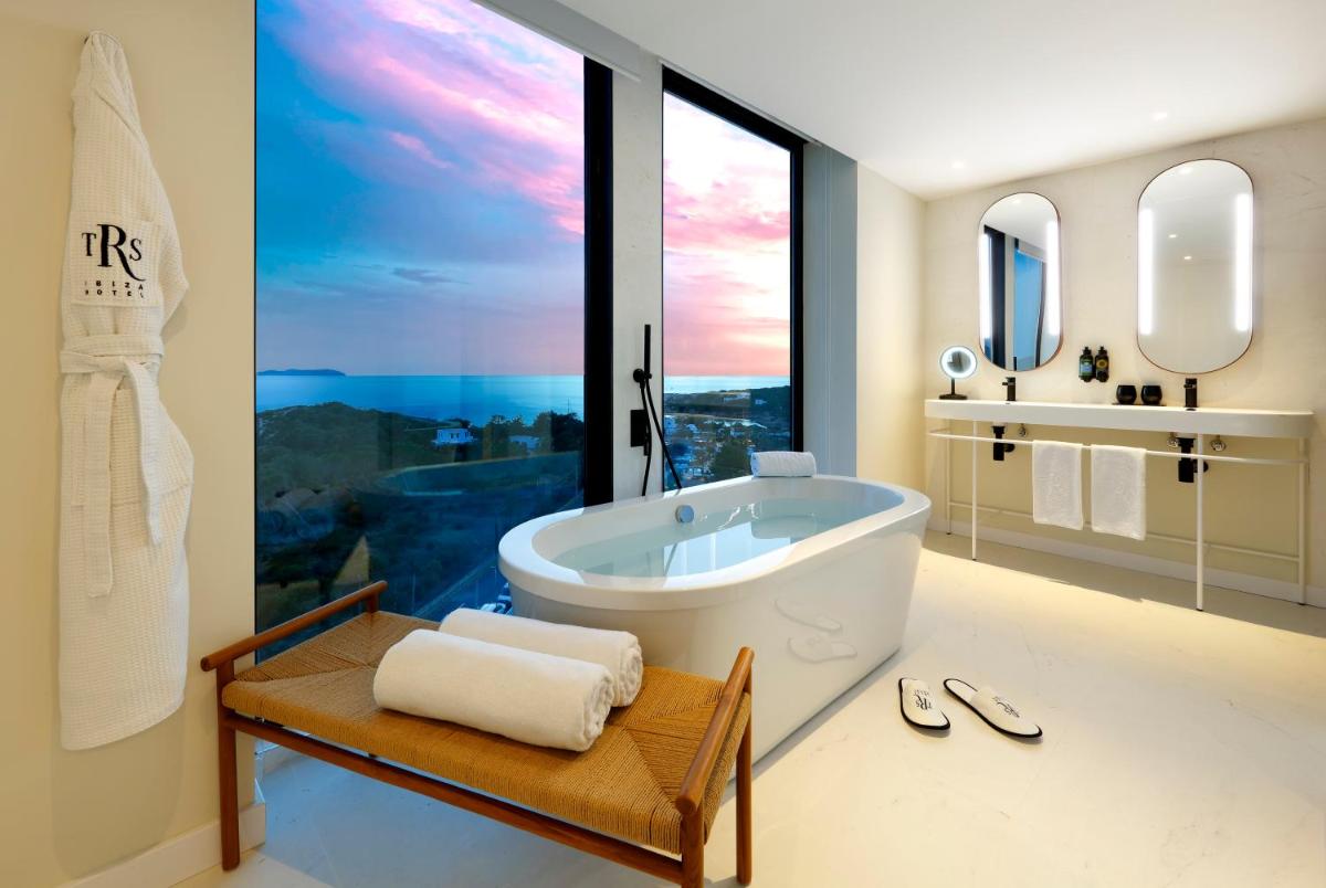 Un baño de TRS Ibiza Hotel - Adults Only