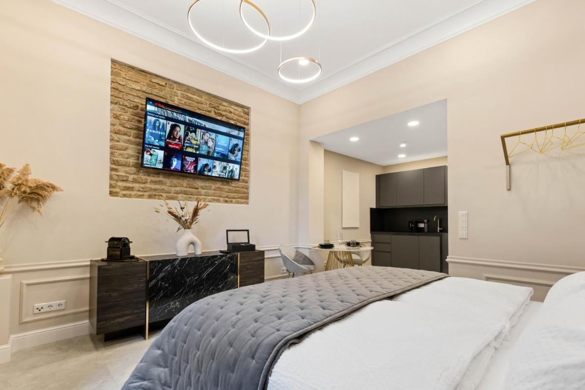 DESIGN Studio I Center I Kingbed I NEW - Housity