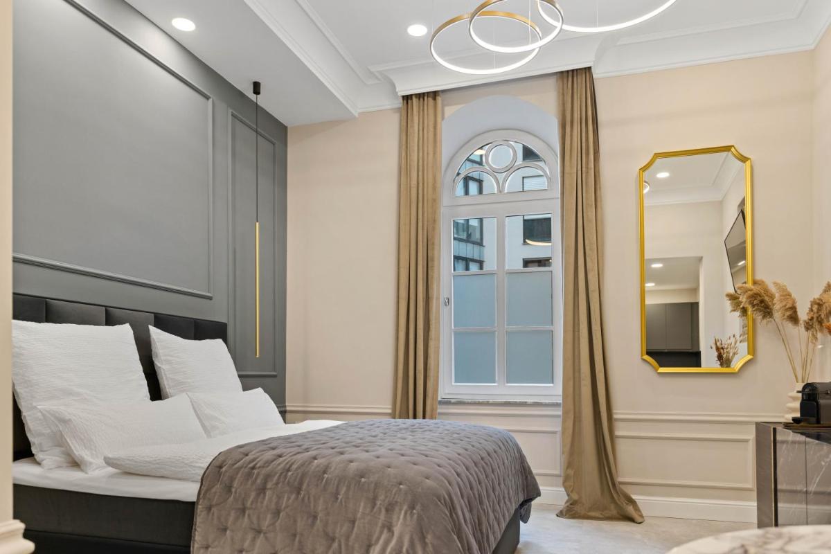 DESIGN Studio I Center I Kingbed I NEW - Housity