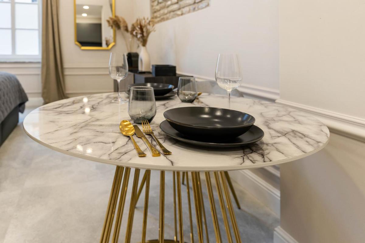 DESIGN Studio I Center I Kingbed I NEW - Housity