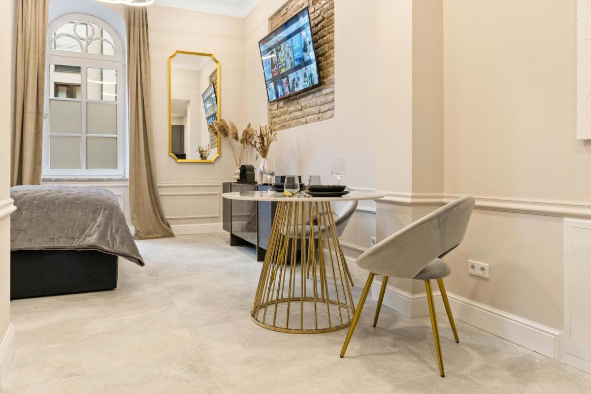 DESIGN Studio I Center I Kingbed I NEW - Housity