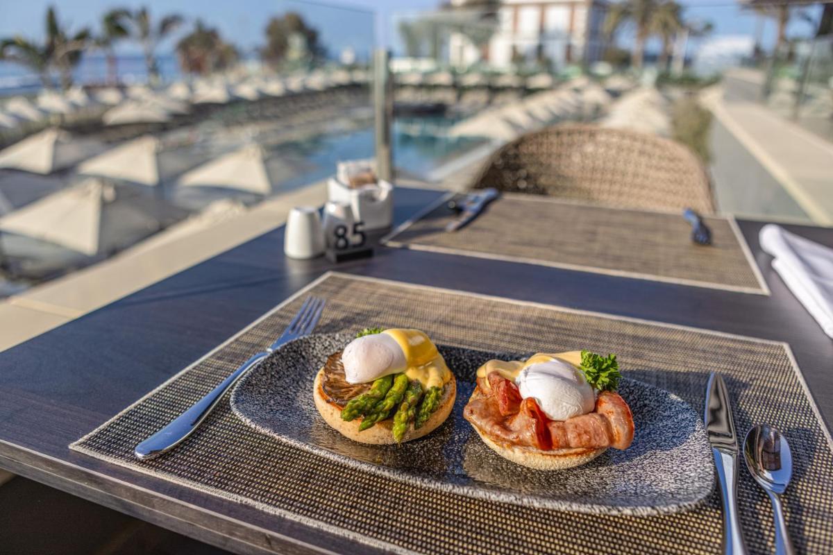 Comida en o cerca de este hotel