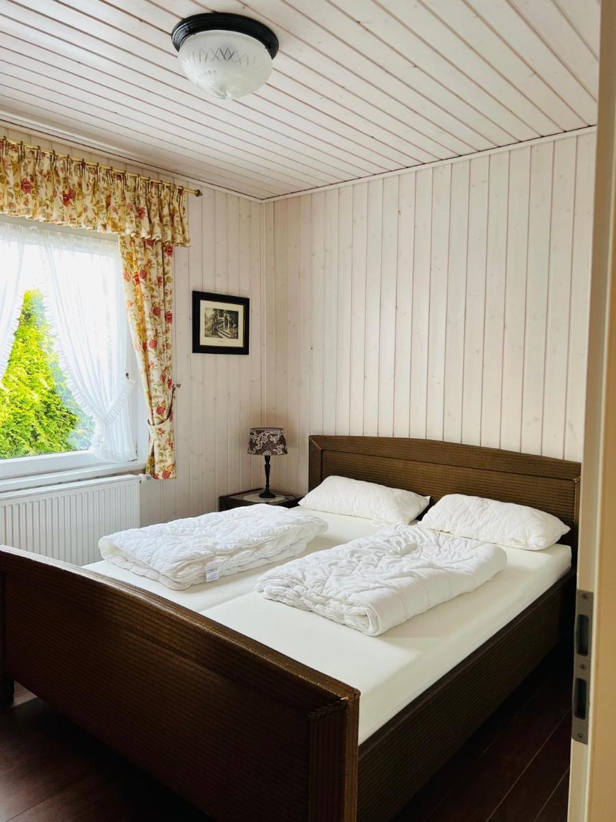 Freistehendes Ferienhaus - ruhige Waldlage - wenige Schritte zum See - Housity