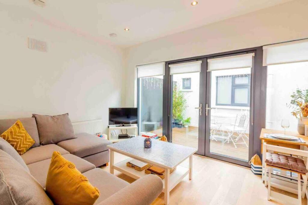 Newly Refurbished Traditional Cottage Blackrock - Housity