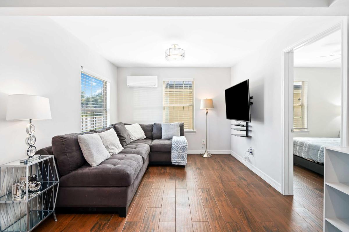 Stunning & Vibrant APT 7 Min From TX Med Center - Housity