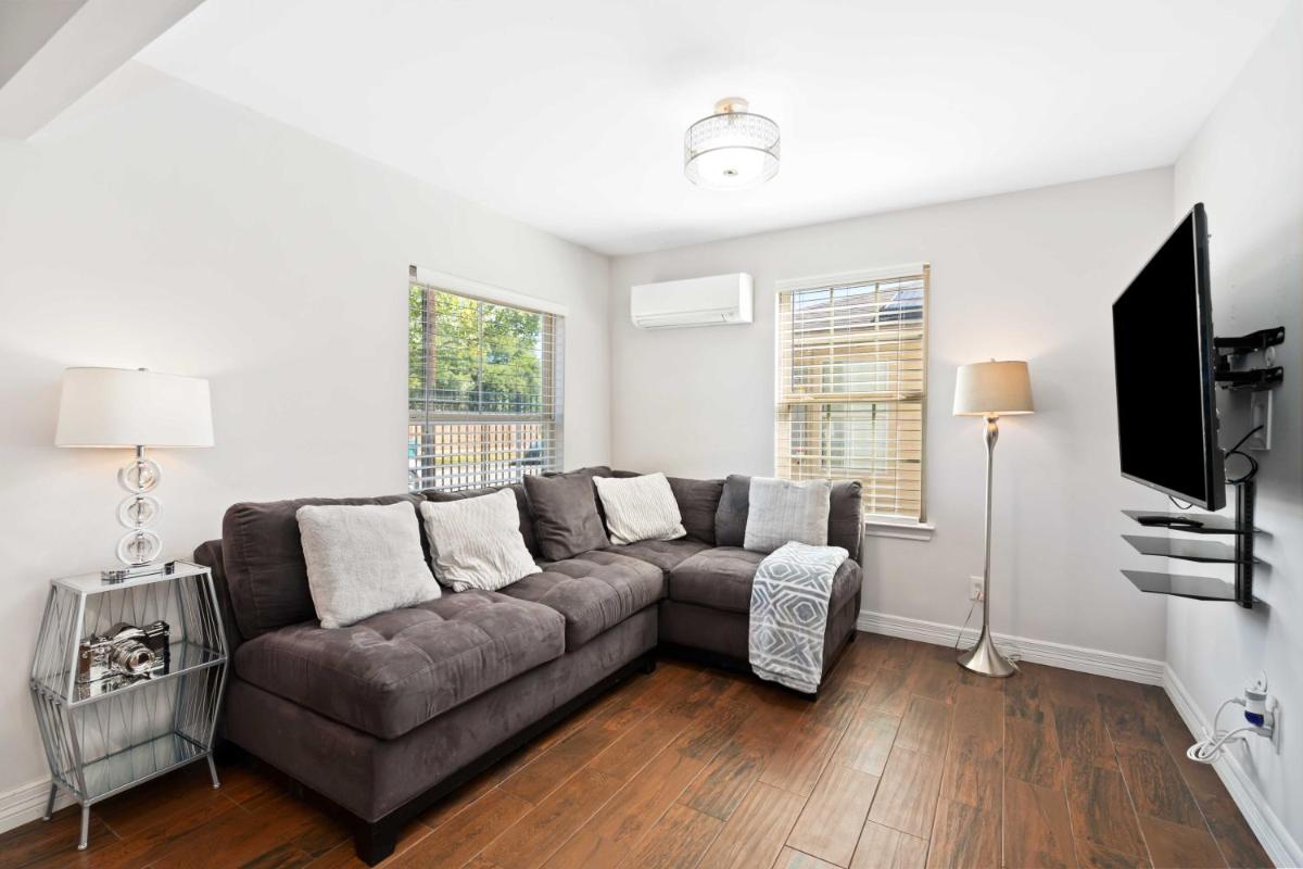 Stunning & Vibrant APT 7 Min From TX Med Center - Housity