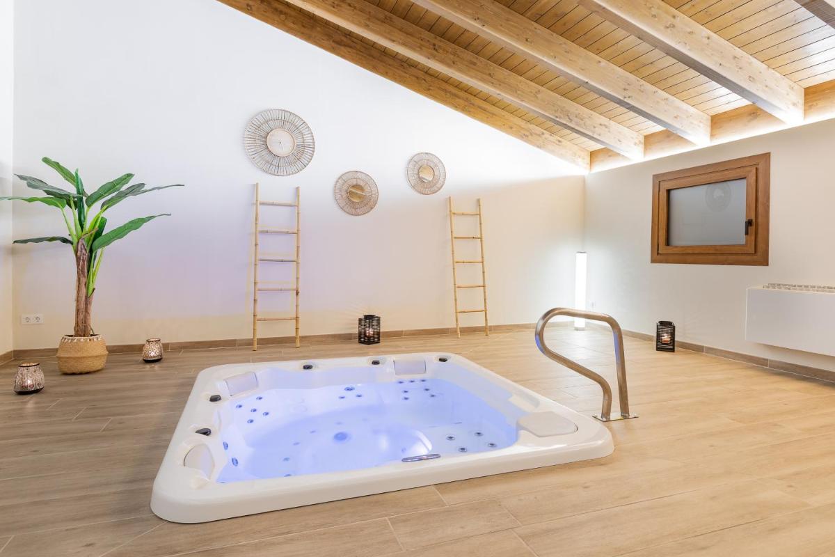 Habitación con bañera en el centro de la habitación en Hotel Eth Solan & SPA, en Vielha