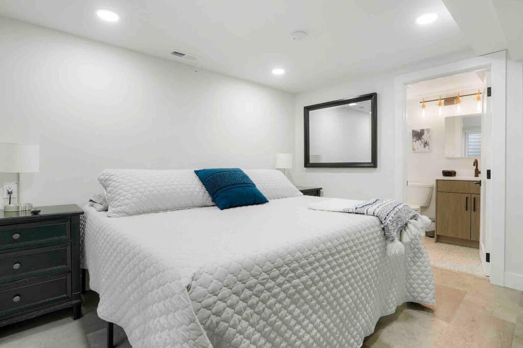 Sleeps 16 - 15 min/Downtown, 10 min/Medical Center - Housity