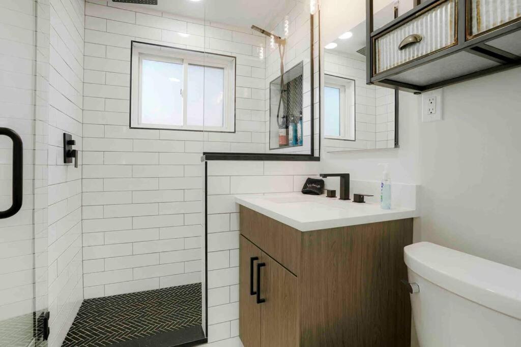 Sleeps 16 - 15 min/Downtown, 10 min/Medical Center - Housity