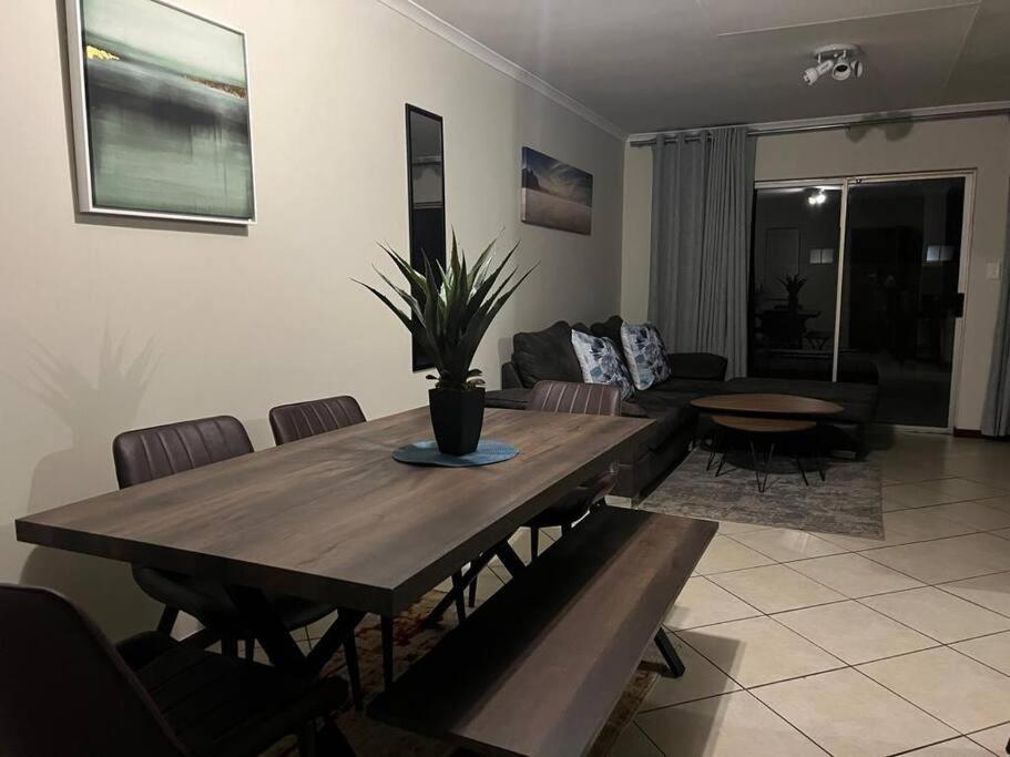 Centurion: Chilled Townhouse - Housity