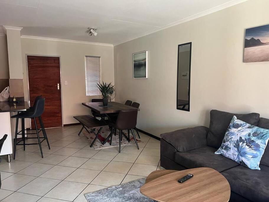 Suitetrails - Centurion: Chilled Townhouse