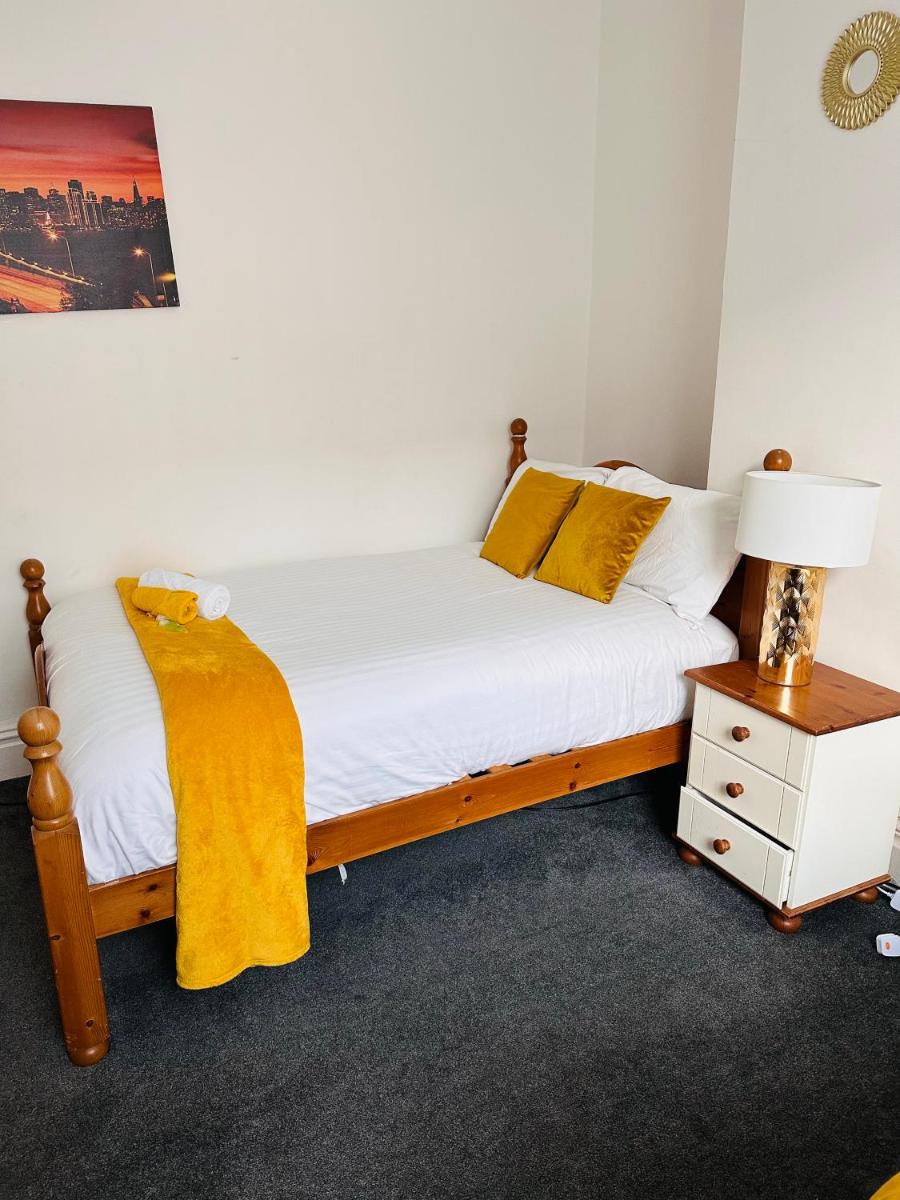 Blessed Roker home with free parking. - Housity