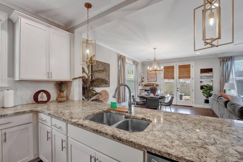 Modern 3-bedroom home with patio and fire pit - Housity