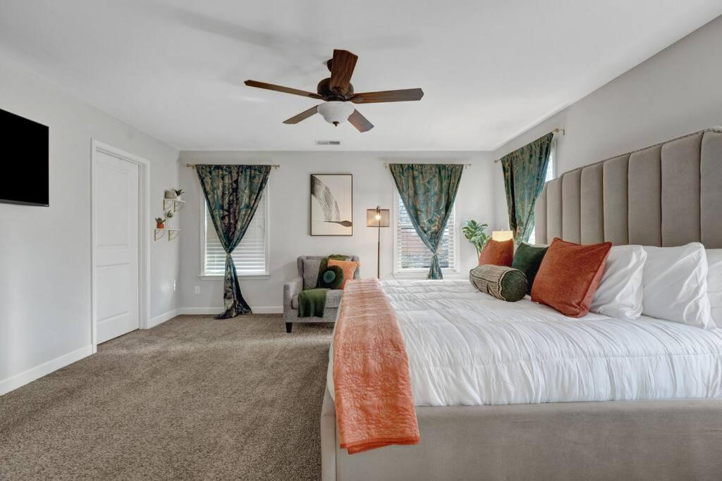 Modern 3-bedroom home with patio and fire pit - Housity
