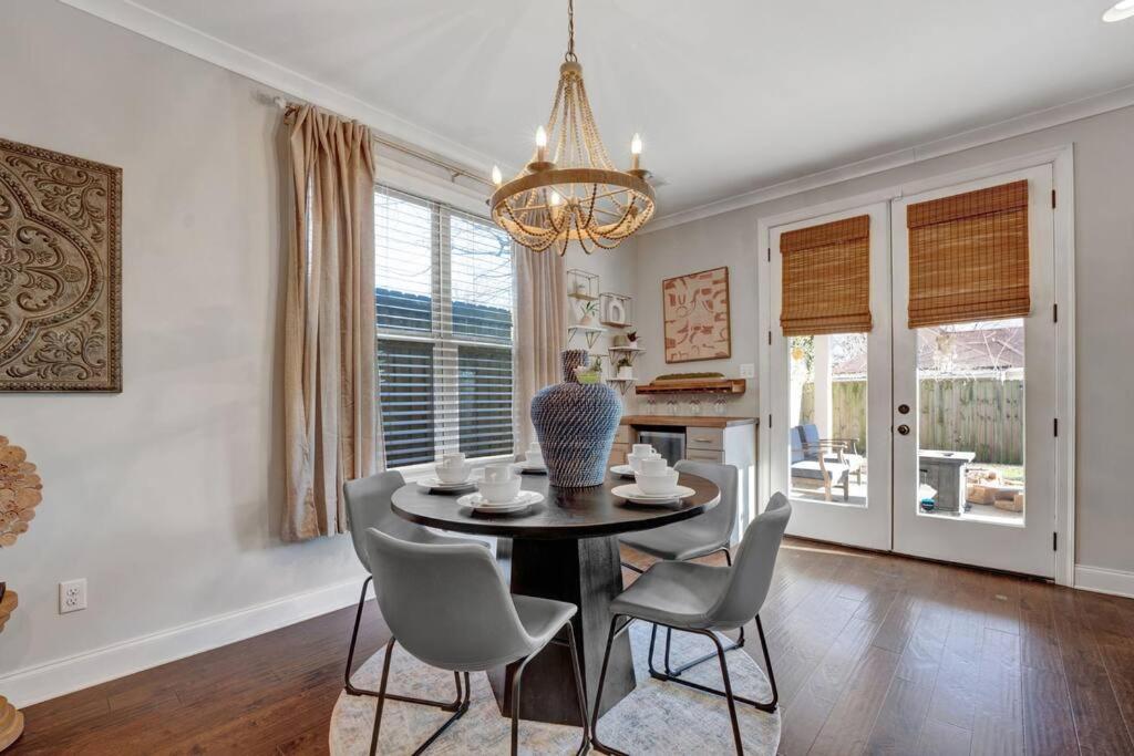 Modern 3-bedroom home with patio and fire pit - Housity