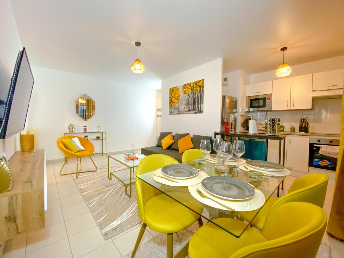 The Golden House * Parking * Garden - Housity