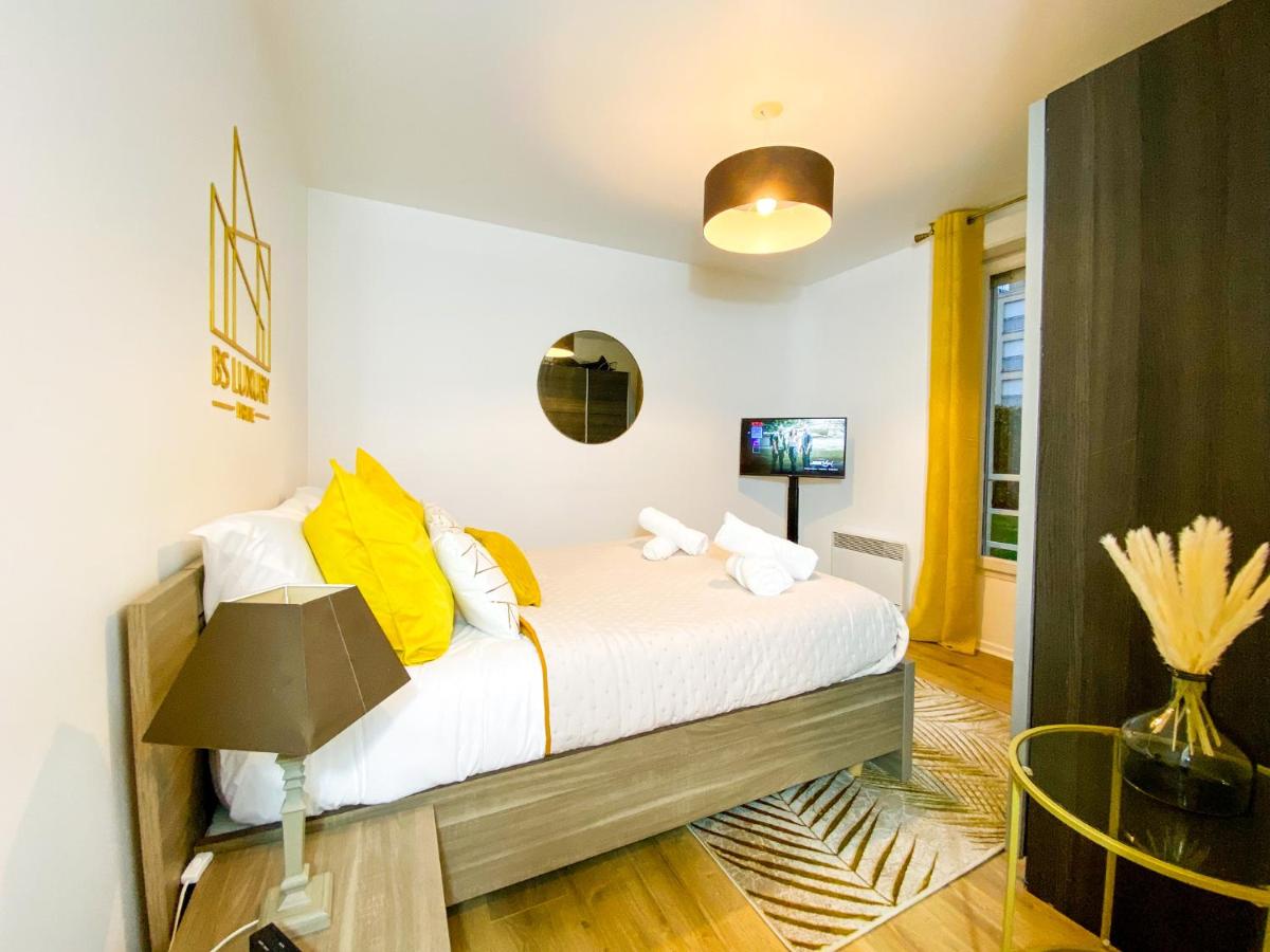 The Golden House * Parking * Garden - Housity