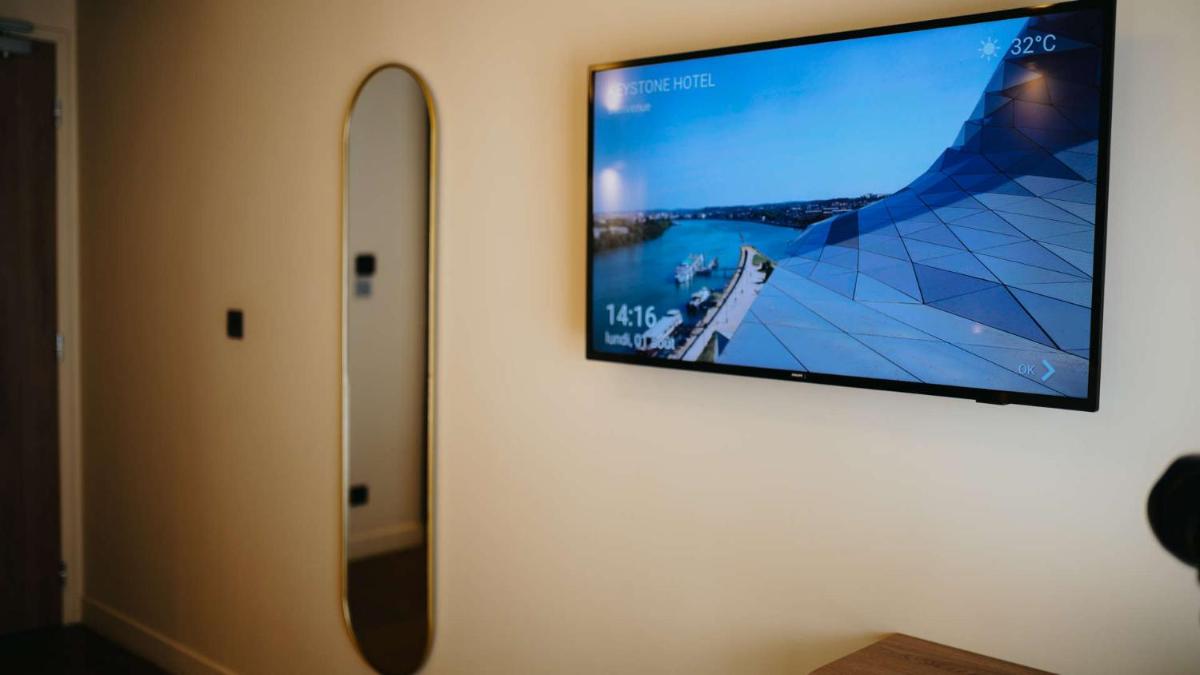 Télévision ou salle de divertissement dans l'établissement Keystone Hôtel & Spa