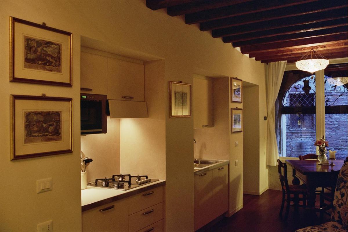 Al pozzo dei Scoacamini, 100 m from San Marco, ground floor - Housity