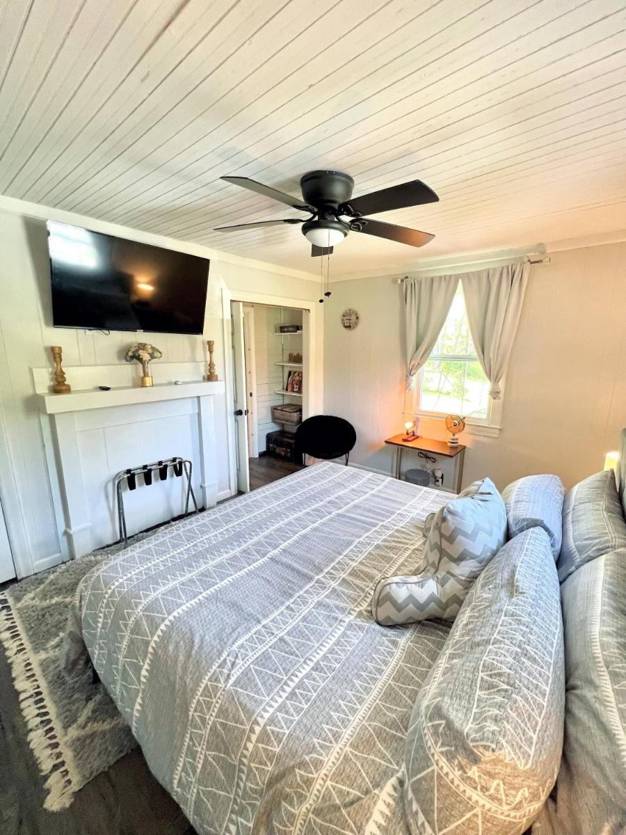 Giggling Creek Cottage45 Acres, Bedjet, Arcade - Housity