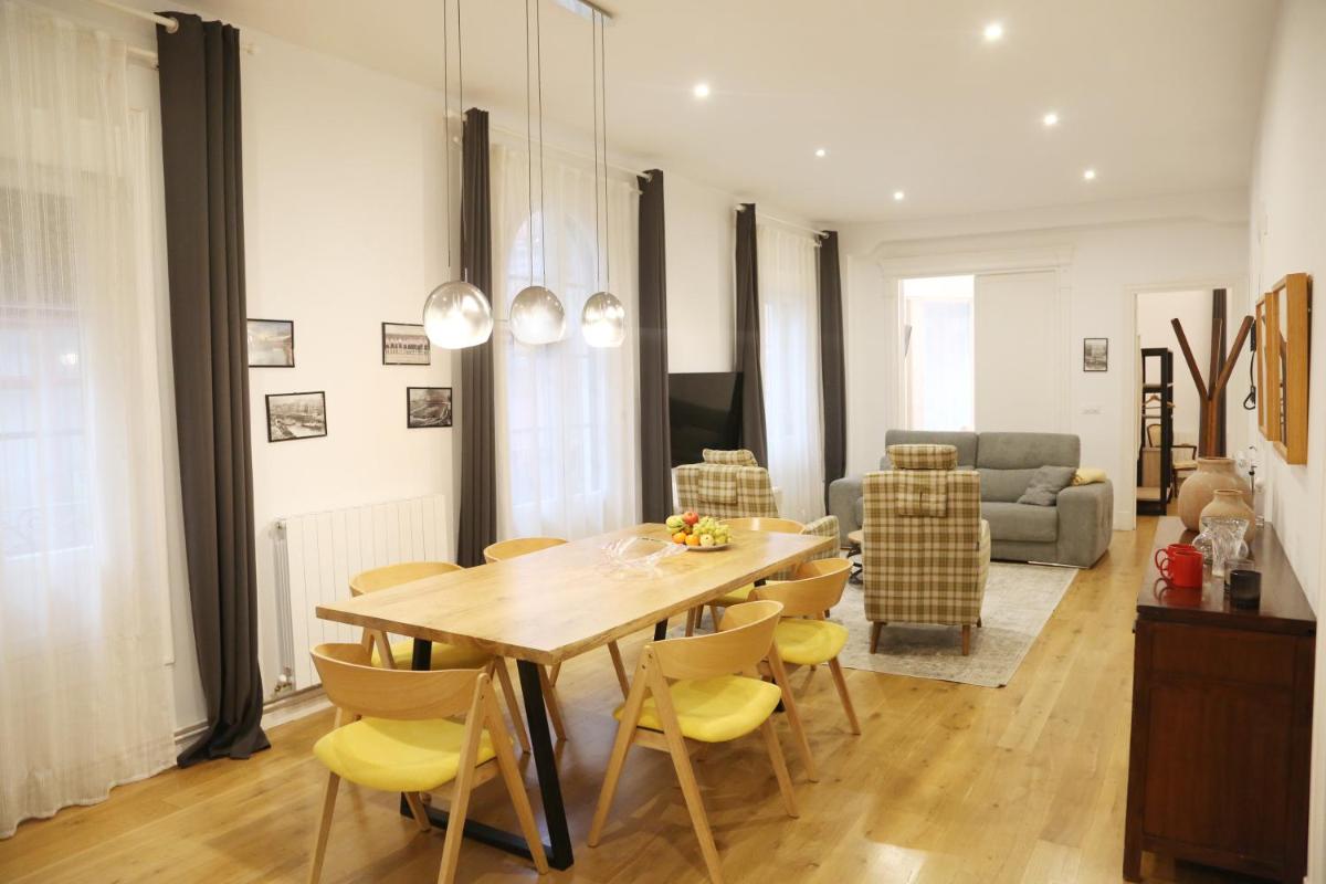 PISO EXCLUSIVO FRENTE AL CASCO VIEJO CON PARKING GRATIs - Housity