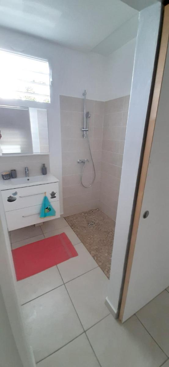 Maison de 2 chambres avec jardin clos et wifi a Bouillante a 2 km de la plage - Housity