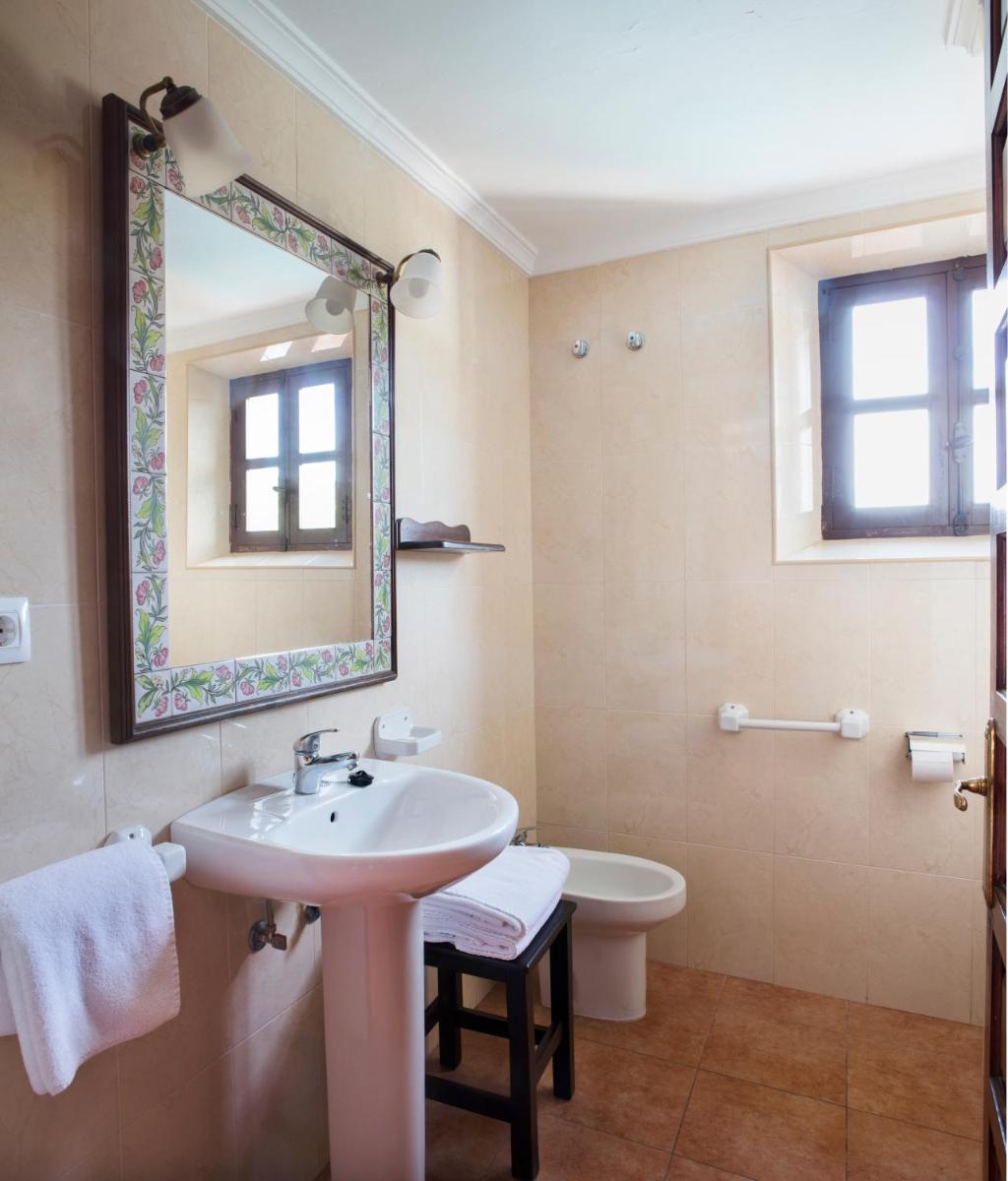 Hotel Tugasa Las Truchas - Housity