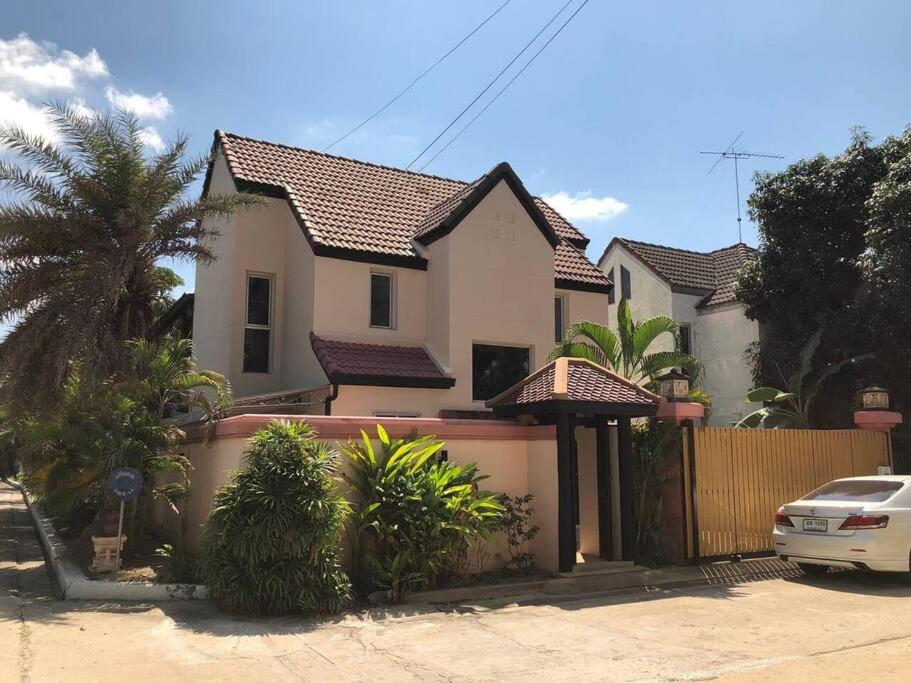 Villa with Swimming Pool/Jacuzzi and boat mooring - Housity