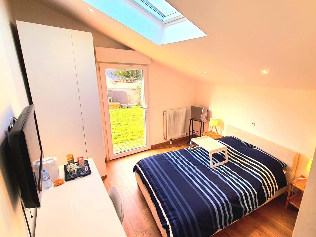 Chambre paisible chez l'habitant en rez de chaussée avec salle d'eau 10 min gare et centre ville - Housity
