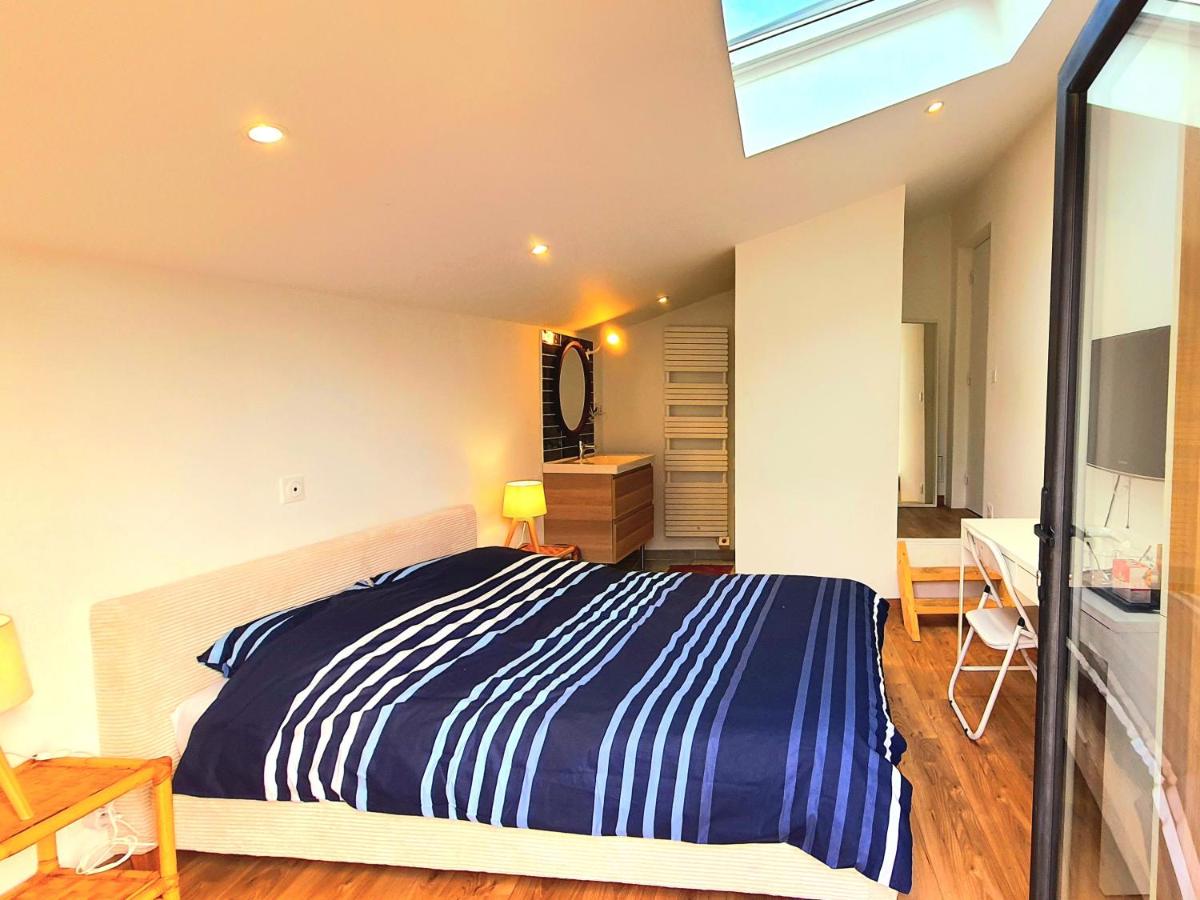 Chambre paisible chez l'habitant en rez de chaussée avec salle d'eau 10 min gare et centre ville - Housity